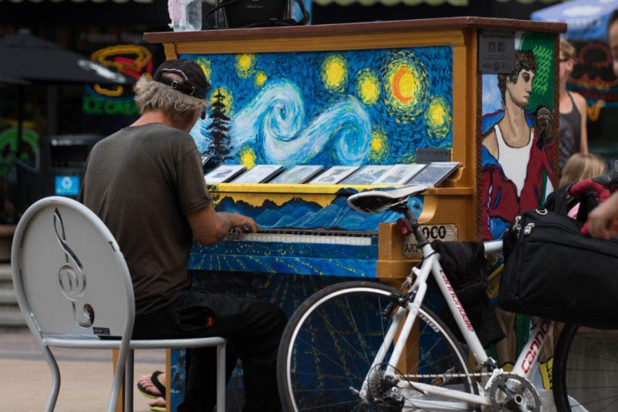 Man+plays+piano+painted+like+Van+Goghs+Starry+Night