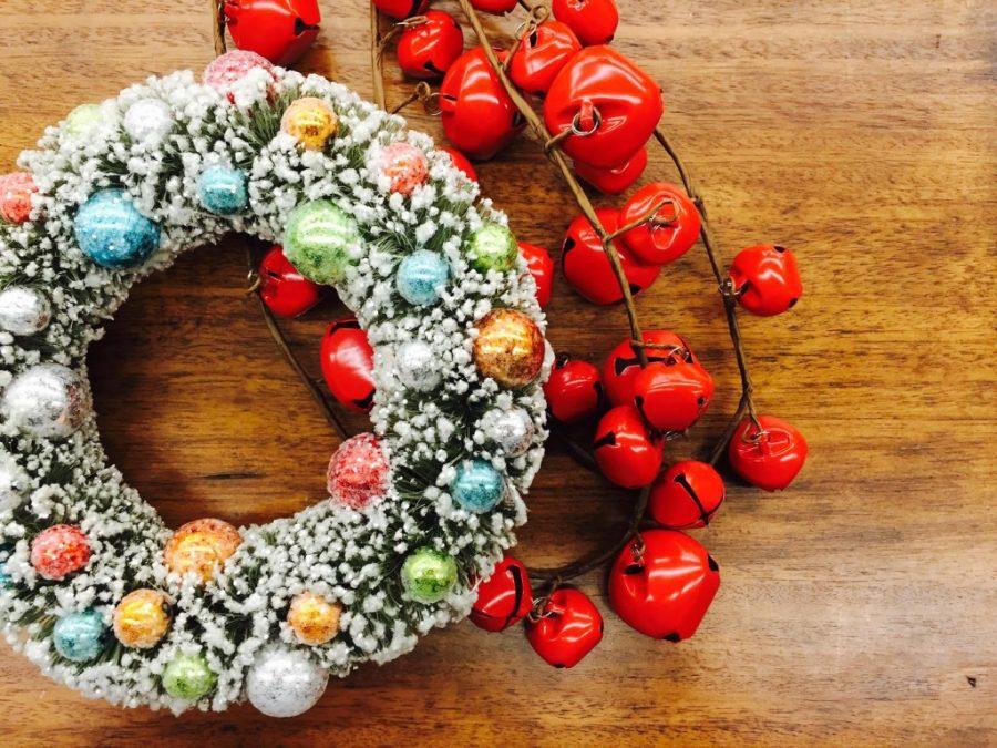 holiday+Christmas+wreath+and+bells