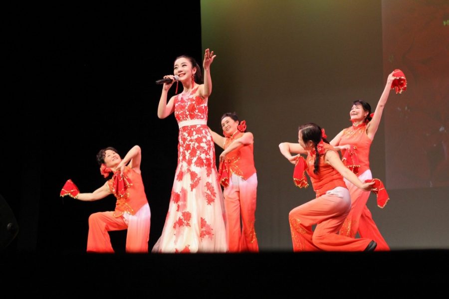 Chinese+performers+on+stage+dressed+in+red